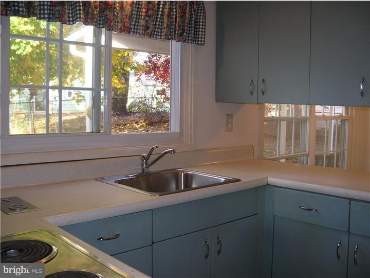 19 Tweed Road Levittown, PA 19056 - Photo 8 of 24 Kitchen