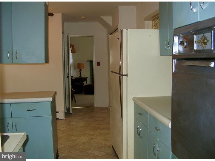 19 Tweed Road Levittown, PA 19056 - Photo 9 of 24 Kitchen