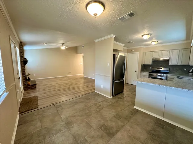 $2,250 | 7646 Western Oak Lane, Houston, TX 77040