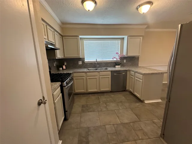 $2,250 | 7646 Western Oak Lane, Houston, TX 77040