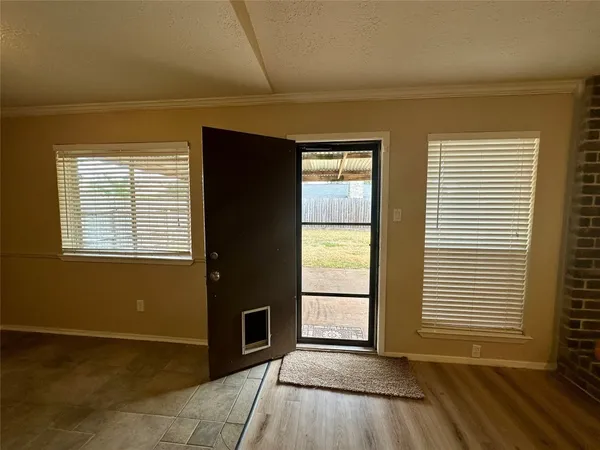 $2,000 | 7646 Western Oak Lane, Houston, TX 77040