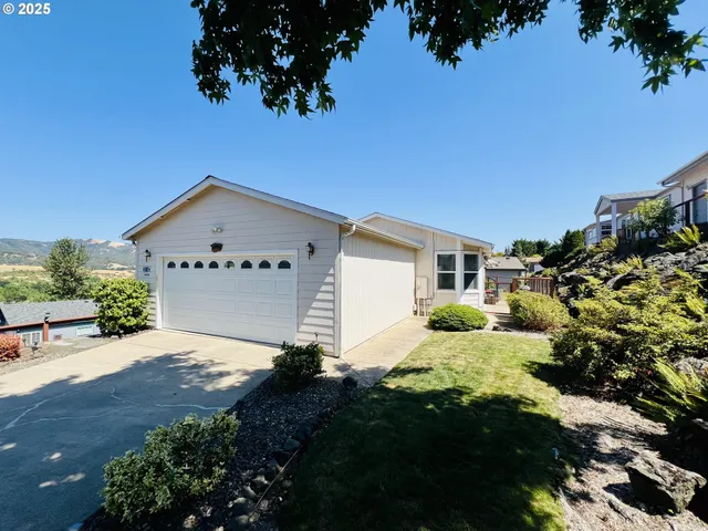 $319,900 | 104 Angelcrest Court, Roseburg, OR 97471