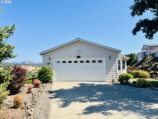 $319,900 | 104 Angelcrest Court, Roseburg, OR 97471