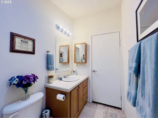 $319,900 | 104 Angelcrest Court, Roseburg, OR 97471