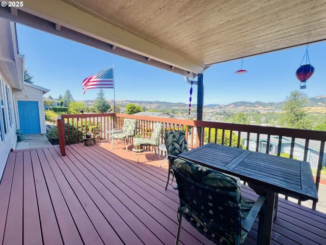 $319,900 | 104 Angelcrest Court, Roseburg, OR 97471