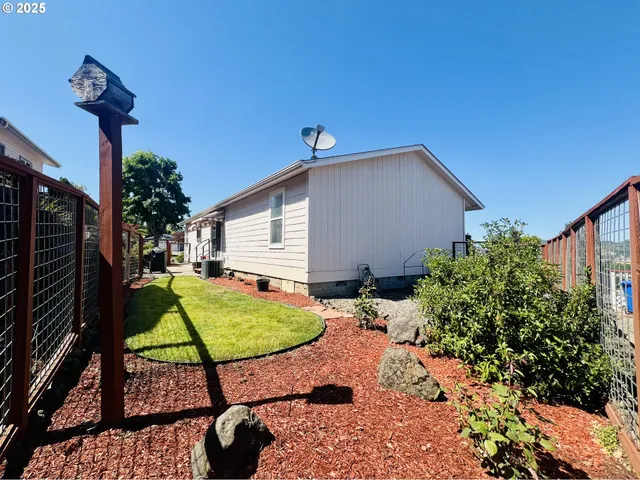 $319,900 | 104 Angelcrest Court, Roseburg, OR 97471