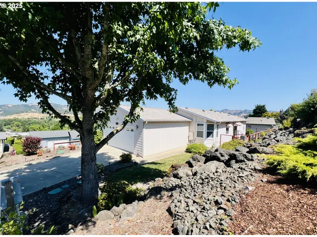 $319,900 | 104 Angelcrest Court, Roseburg, OR 97471