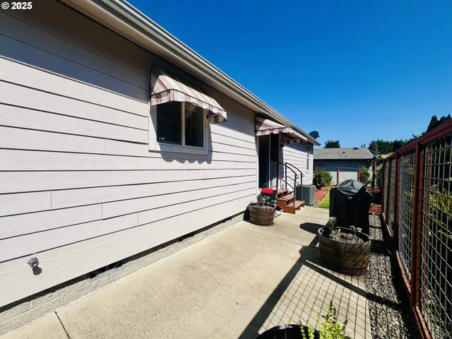 $319,900 | 104 Angelcrest Court, Roseburg, OR 97471
