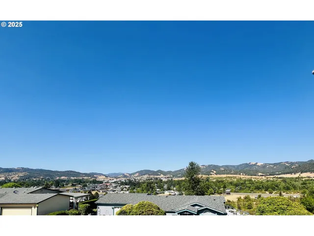 $319,900 | 104 Angelcrest Court, Roseburg, OR 97471