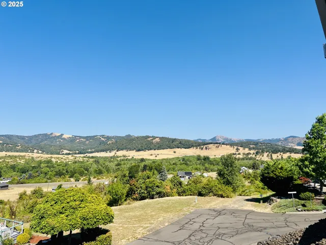 $319,900 | 104 Angelcrest Court, Roseburg, OR 97471