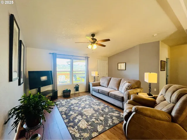 $319,900 | 104 Angelcrest Court, Roseburg, OR 97471