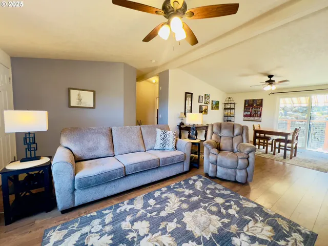 $319,900 | 104 Angelcrest Court, Roseburg, OR 97471