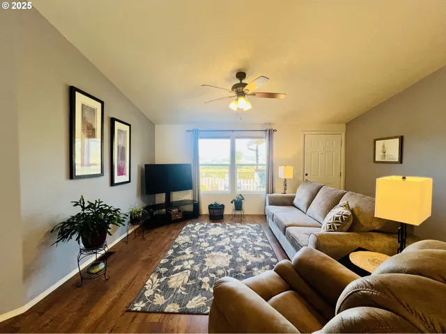 $319,900 | 104 Angelcrest Court, Roseburg, OR 97471