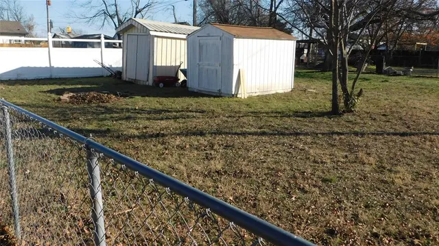 a view of a backyard