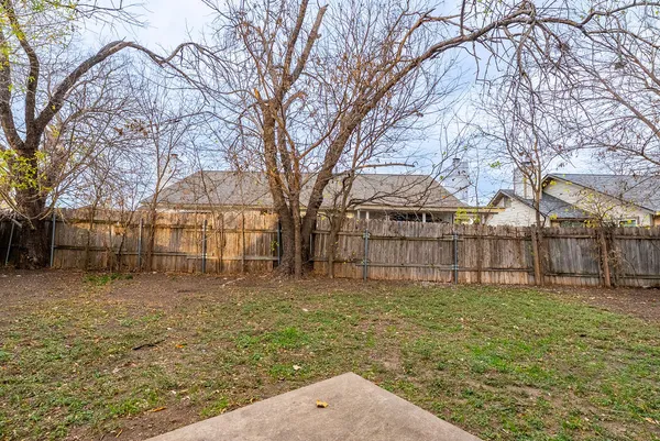 a view of a yard with a house
