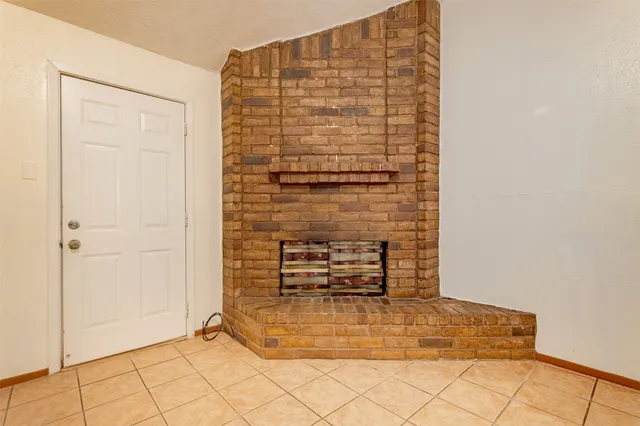 a view of entryway with microwave