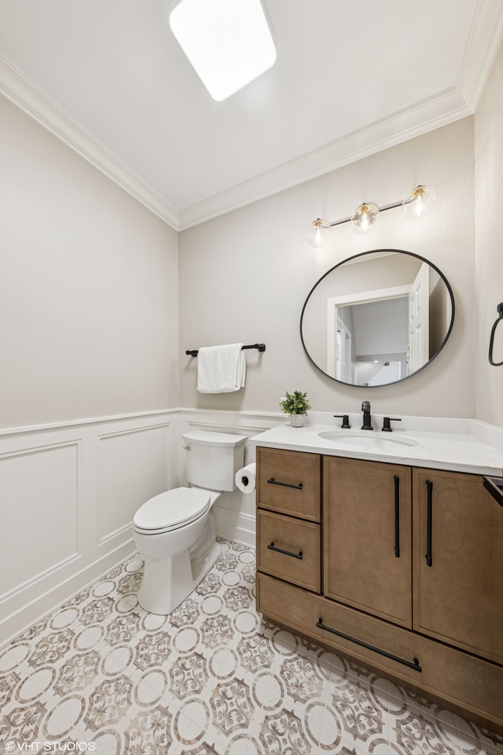 6878 Fieldstone Drive Burr Ridge, IL 60527 - Photo 17 of 45 a bathroom with a toilet a sink and a mirror