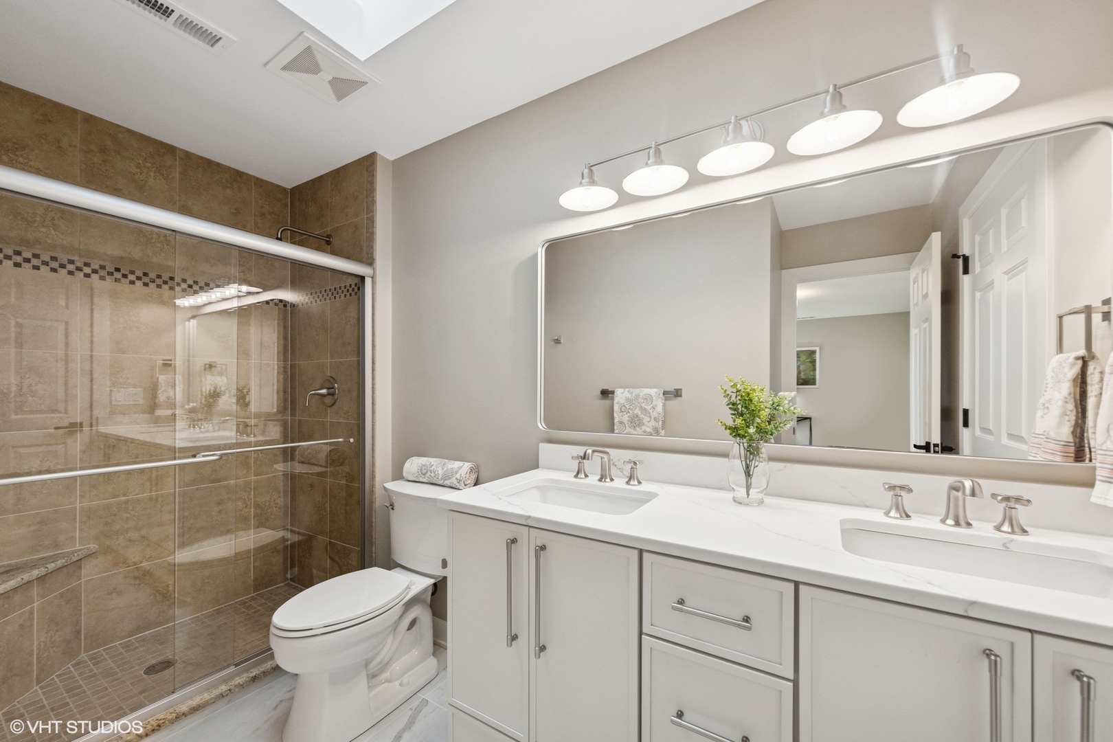 6878 Fieldstone Drive Burr Ridge, IL 60527 - Photo 33 of 45 a bathroom with a toilet a sink and mirror