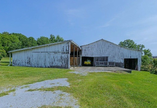 4038 Clovercroft Road Franklin, TN 37067 - Photo 7 of 10 a view of a house with a yard