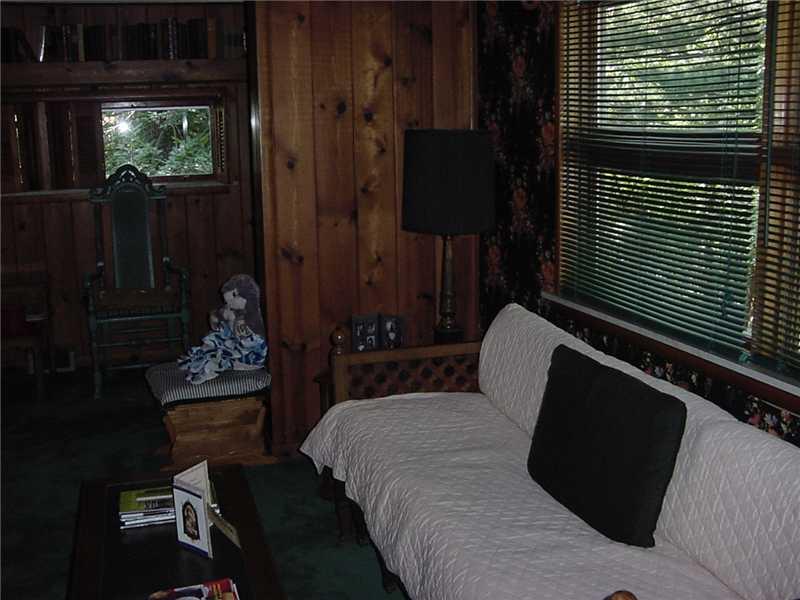 1006 S Road Pittsburgh, PA 15209 - Photo 3 of 6 Living Room.