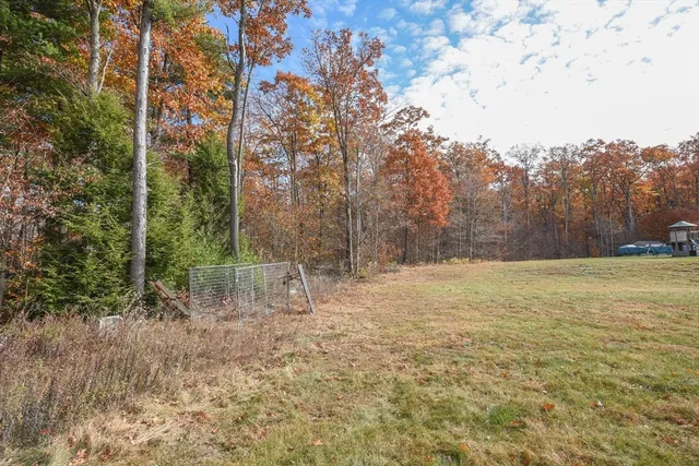 a view of a house with backyard