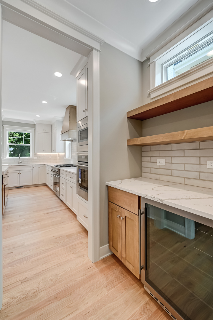 256 Coe Road Clarendon Hills, IL 60514 - Photo 12 of 38