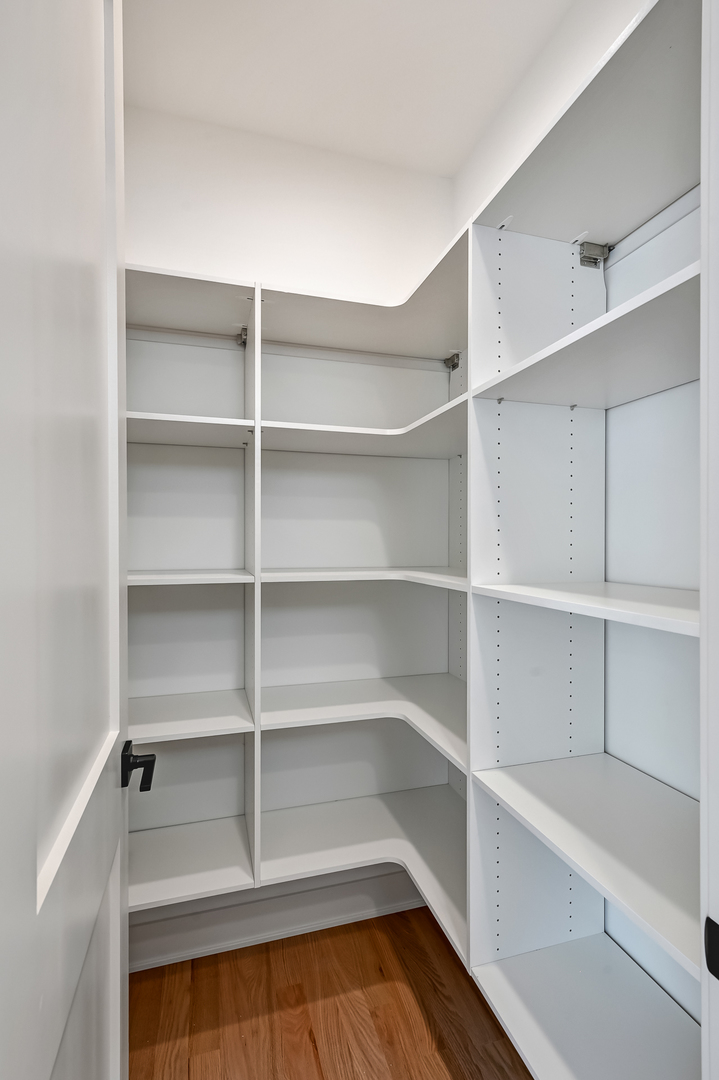 256 Coe Road Clarendon Hills, IL 60514 - Photo 13 of 38