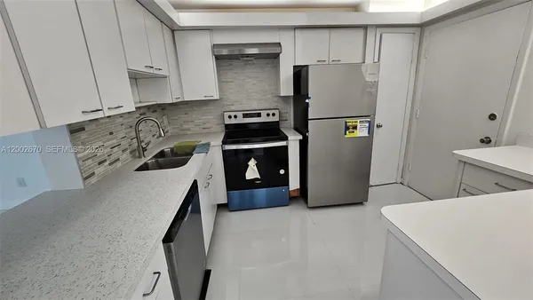 $1,900 | 871 Northeast 195th Street, Unit 204, Miami, FL 33179