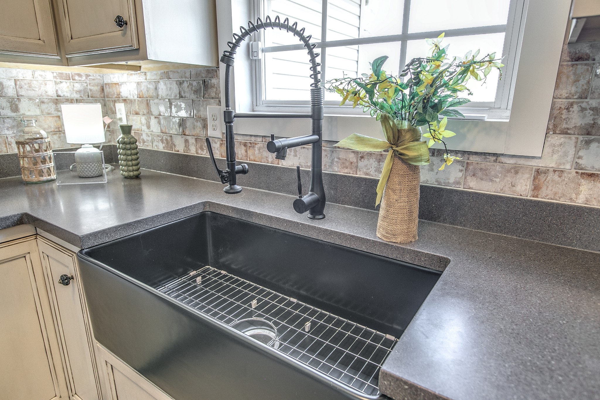 1025 Maxfli Drive Murfreesboro, TN 37129 - Photo 12 of 42 a vase of flowers sitting on a table