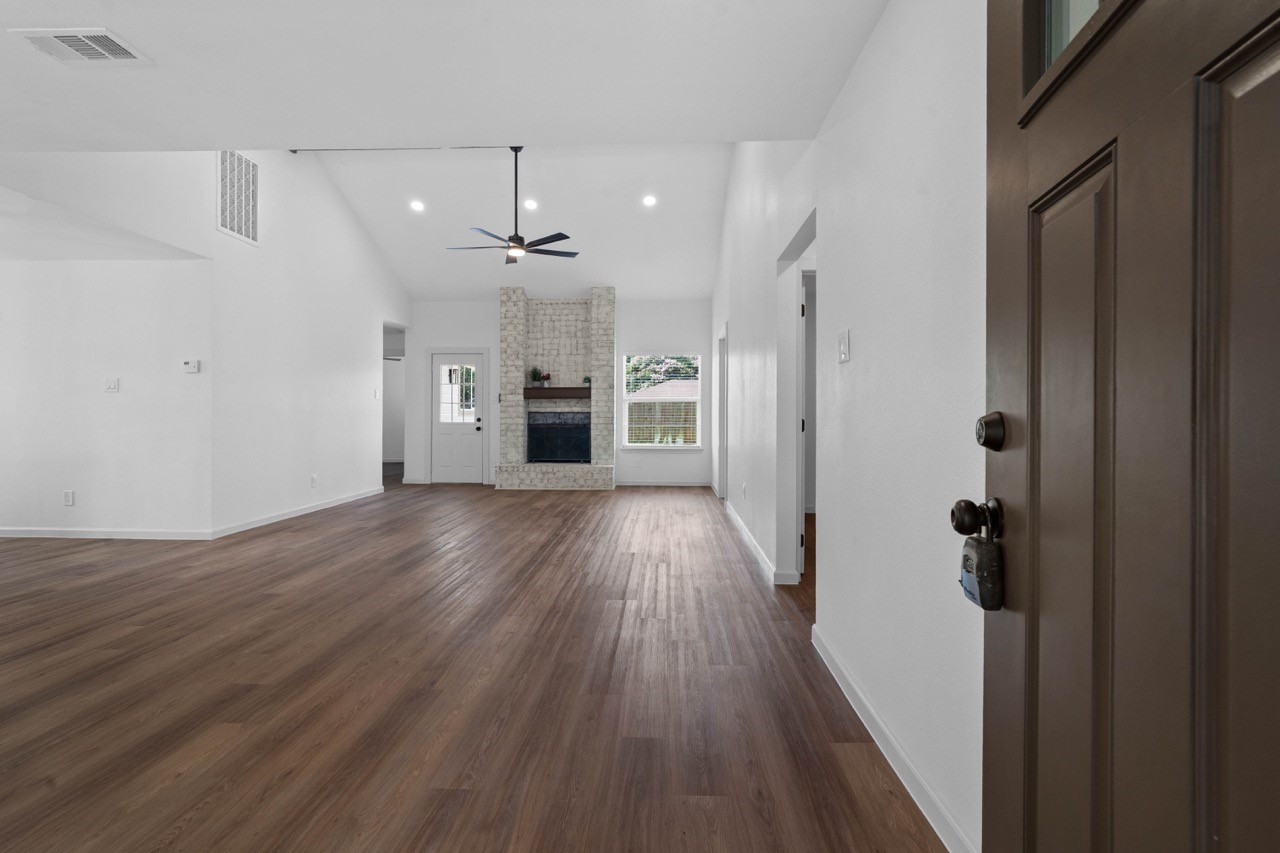 5326 Findlay Drive Pasadena, TX 77505 - Photo 6 of 50 View from front door into the spacious open-concept living area.