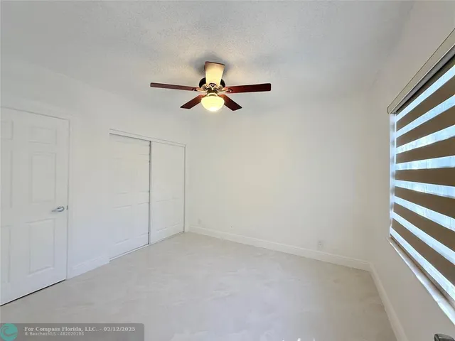 a view of an house with backyard and garden