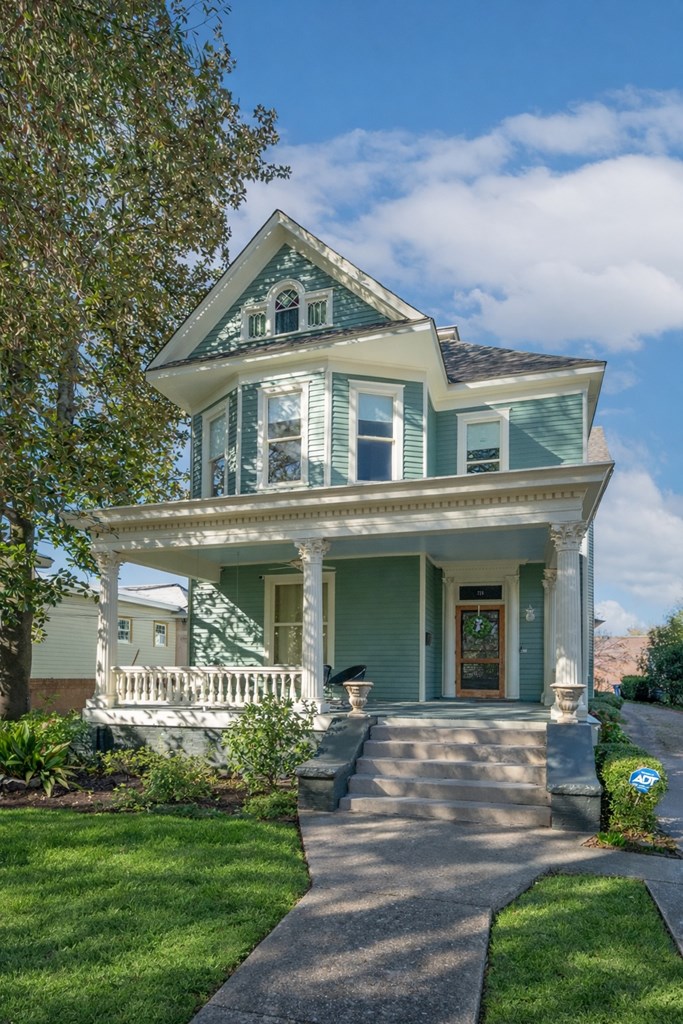 715 Broadway Columbus, GA 31901 - Photo 4 of 75 a front view of a house with a garden