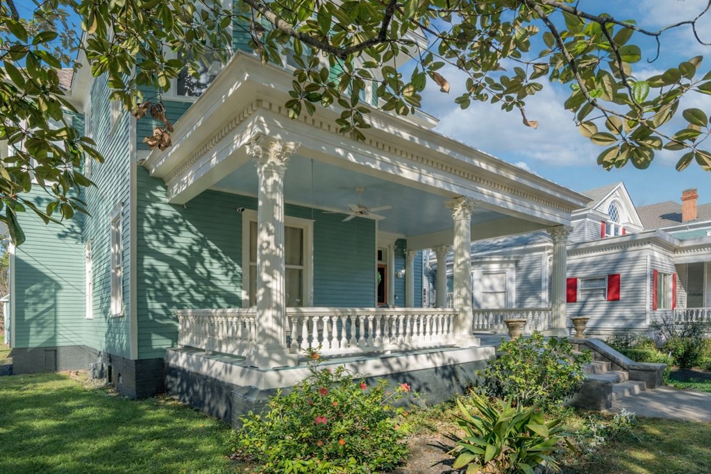 715 Broadway Columbus, GA 31901 - Photo 5 of 75 a view of a chair and table in the patio