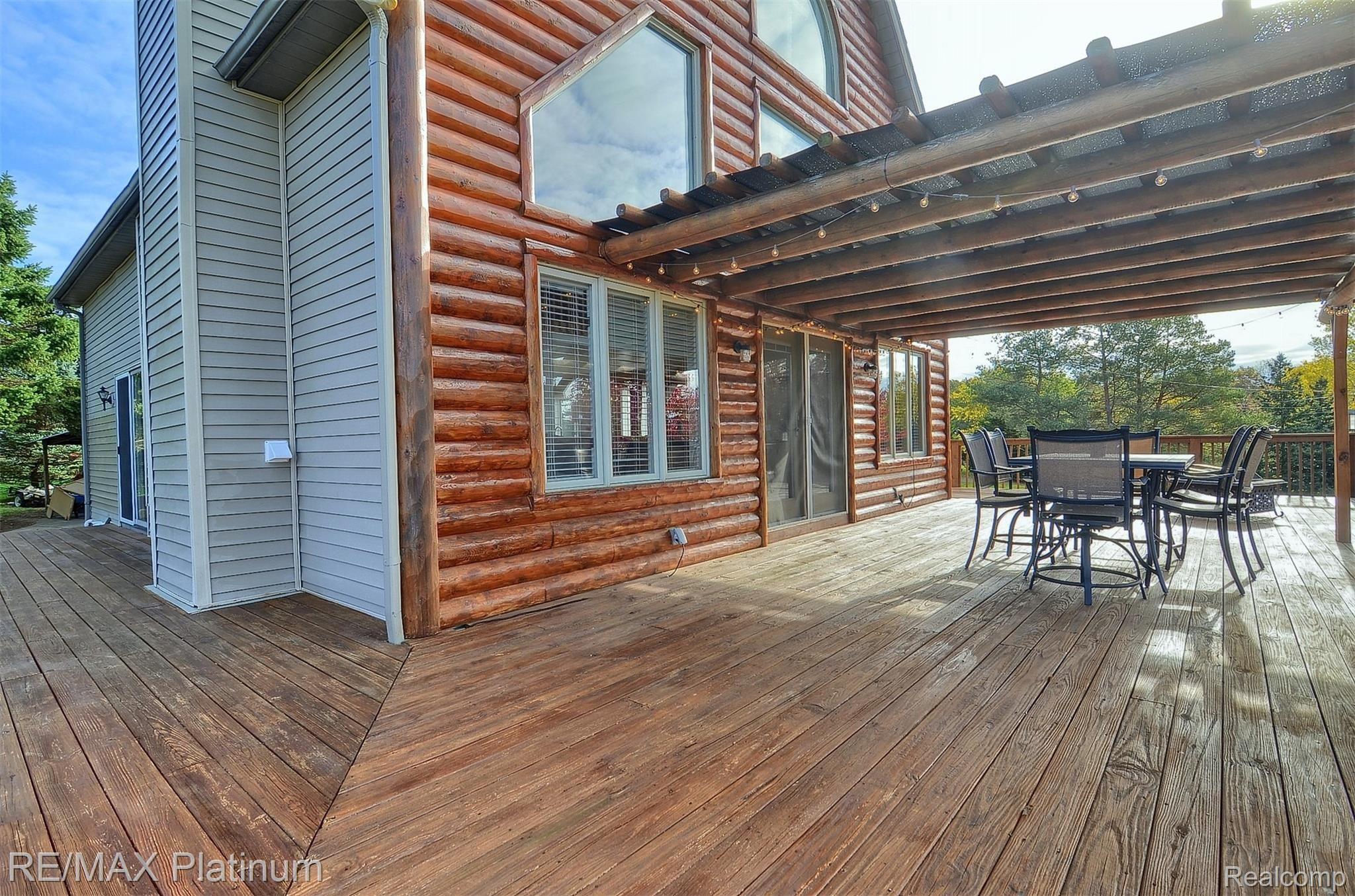 11198 Rolston Road Byron, MI 48418 - Photo 29 of 36 31-Deck.jpg