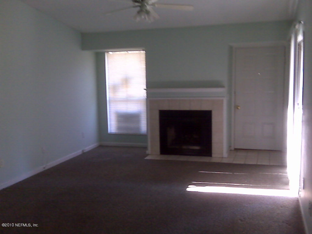 3801 Crown Point Road, Unit 1291 Jacksonville, FL 32257 - Photo 2 of 3 Living Room