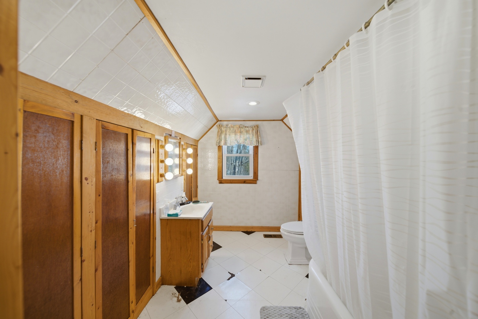 1507 West 9th Street Dixon, IL 61021 - Photo 15 of 22 a bathroom with shower curtain