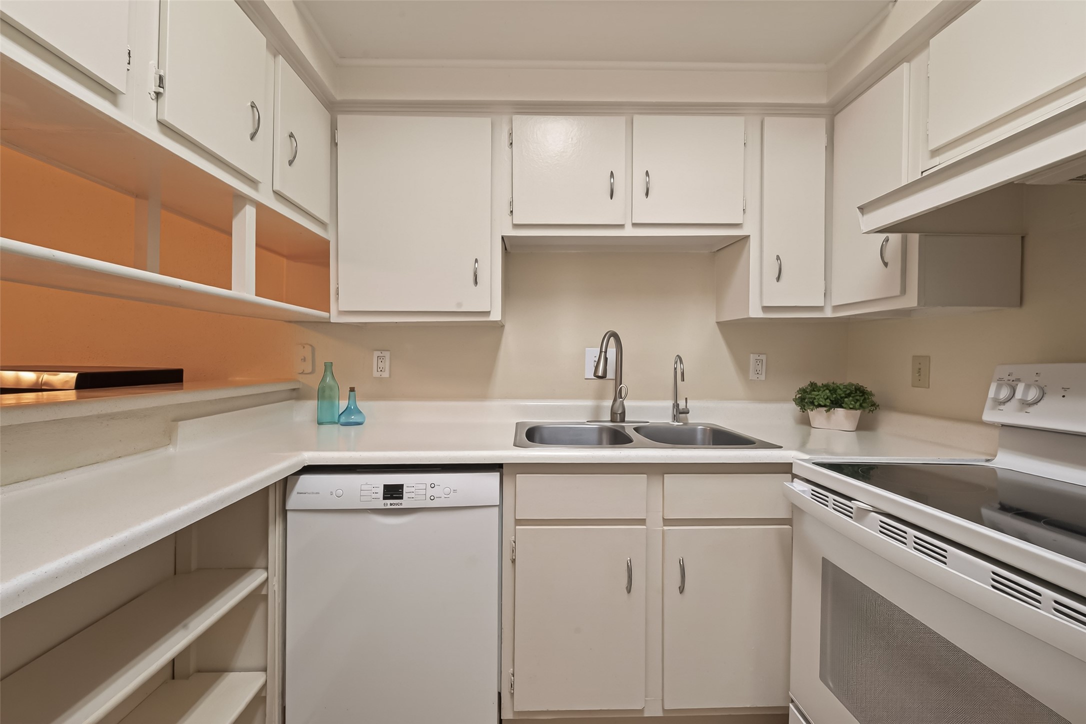 2100 Tanglewilde Street, Unit 596 Houston, TX 77063 - Photo 11 of 32 Recently refinished laminate countertops