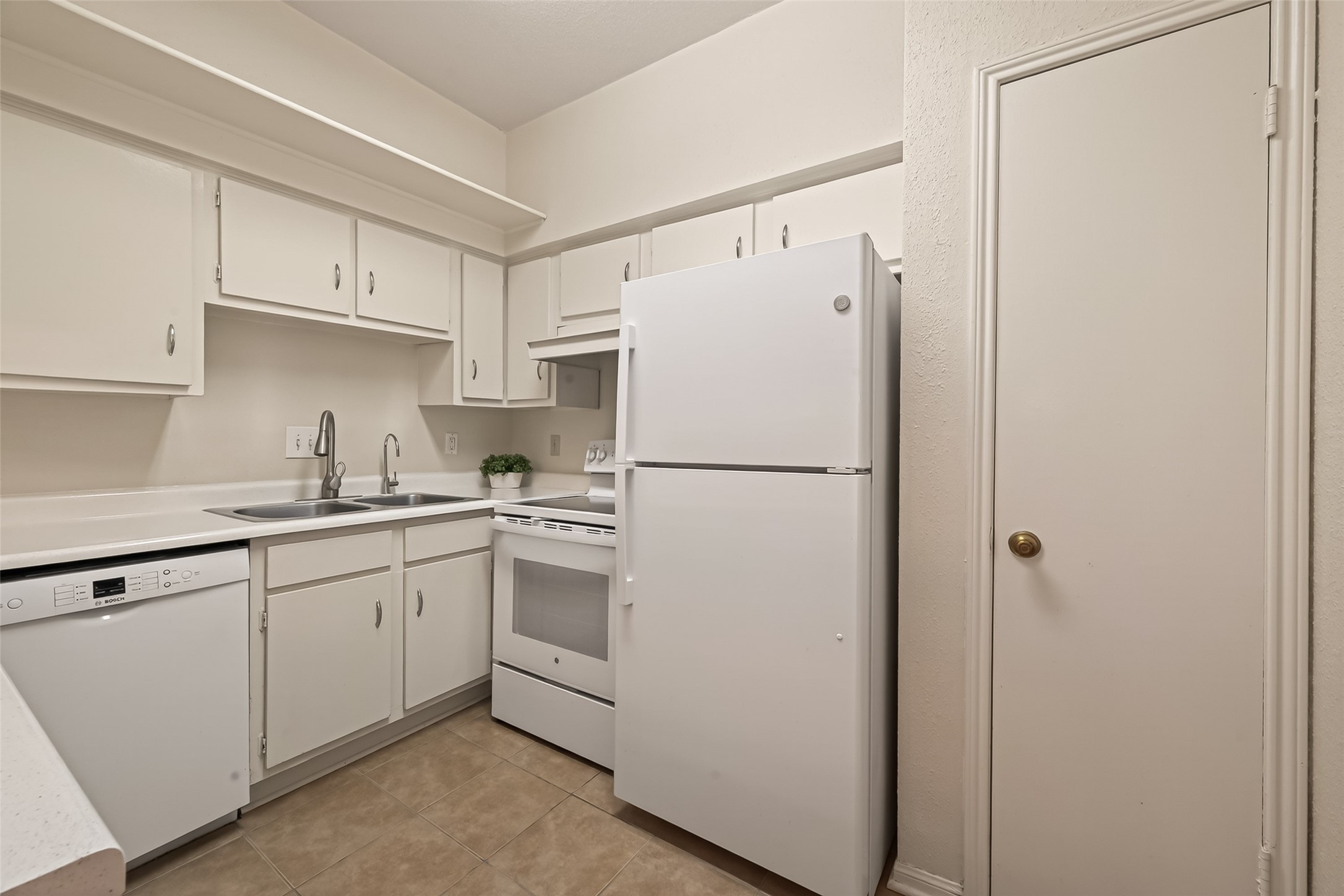 2100 Tanglewilde Street, Unit 596 Houston, TX 77063 - Photo 12 of 32 White appliances with Bosch dishwasher & pantry