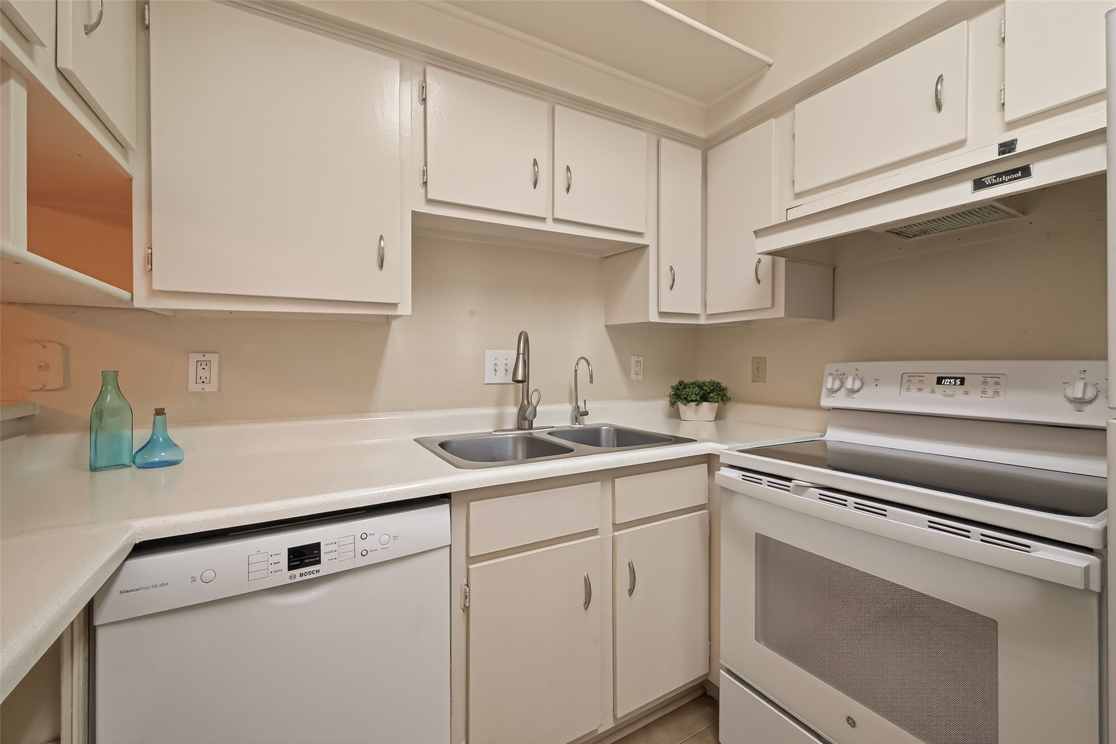 2100 Tanglewilde Street, Unit 596 Houston, TX 77063 - Photo 13 of 32 Sink has reverse osmosis feature