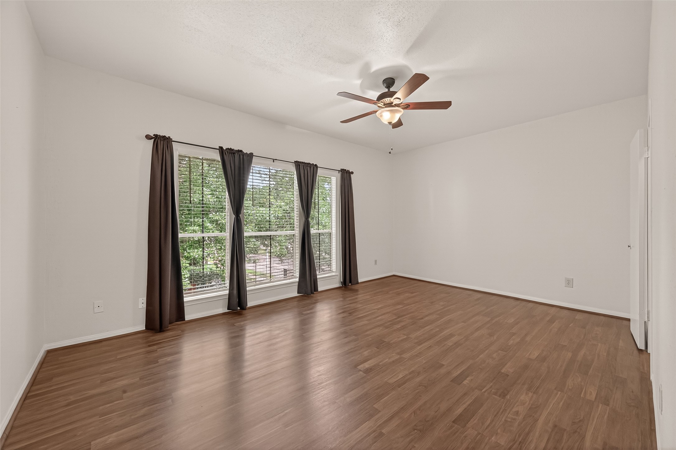 2100 Tanglewilde Street, Unit 596 Houston, TX 77063 - Photo 17 of 32 Large primary bedroom has green views