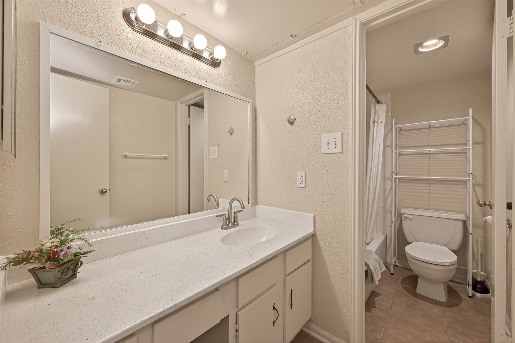 2100 Tanglewilde Street, Unit 596 Houston, TX 77063 - Photo 23 of 32 Bath with plenty of counter space and medicine cabinet