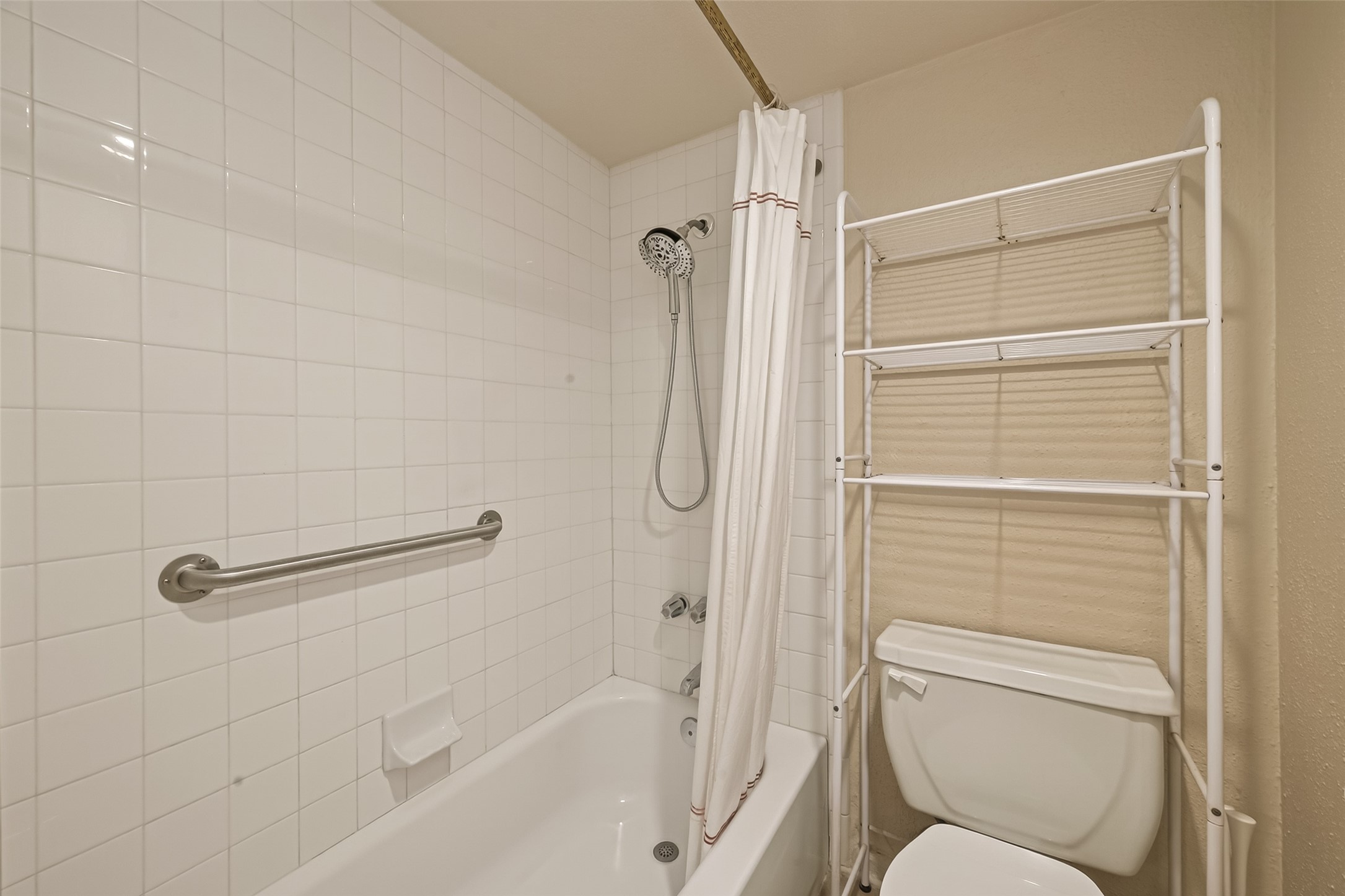 2100 Tanglewilde Street, Unit 596 Houston, TX 77063 - Photo 24 of 32 Tubshower in separate room