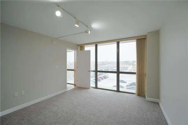 $300,000 | 600 Admiral Boulevard, Unit 602, Kansas City, MO 64106