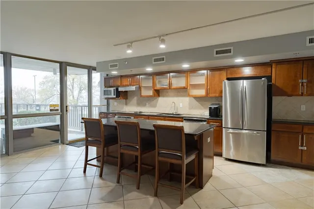 $300,000 | 600 Admiral Boulevard, Unit 602, Kansas City, MO 64106