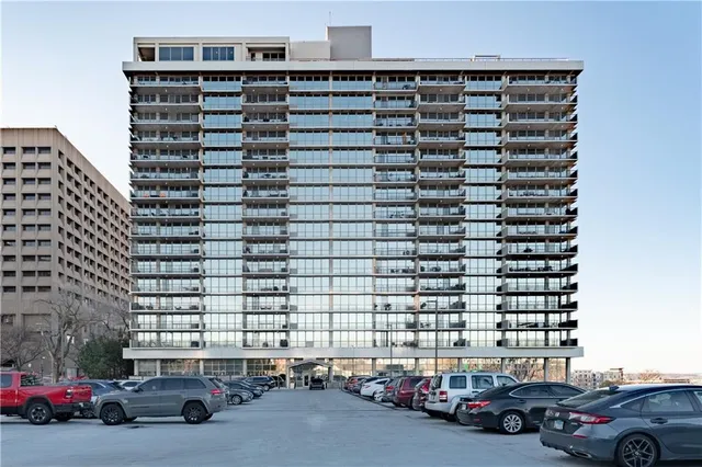 $300,000 | 600 Admiral Boulevard, Unit 602, Kansas City, MO 64106