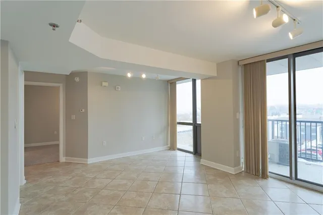 $300,000 | 600 Admiral Boulevard, Unit 602, Kansas City, MO 64106