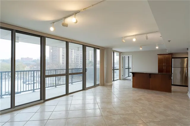 $300,000 | 600 Admiral Boulevard, Unit 602, Kansas City, MO 64106