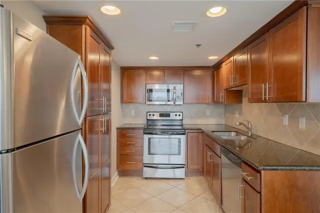 $300,000 | 600 Admiral Boulevard, Unit 602, Kansas City, MO 64106