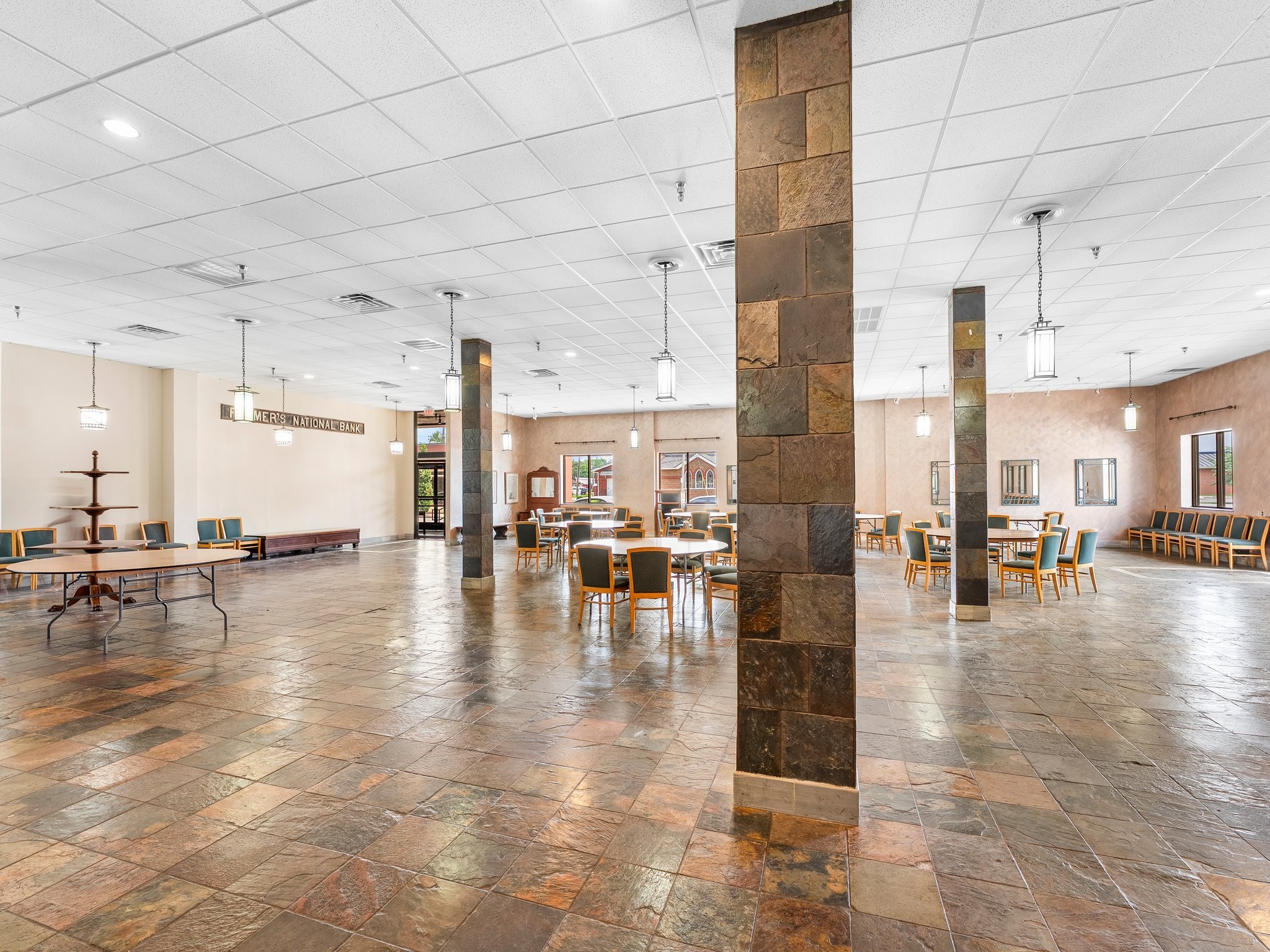 44 South Jefferson Street Winchester, TN 37398 - Photo 8 of 19 a view of a floor with seating space