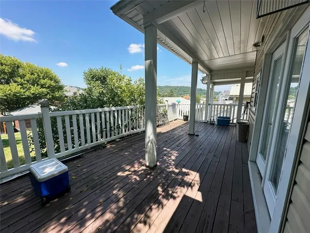 a view of a livingroom with furniture